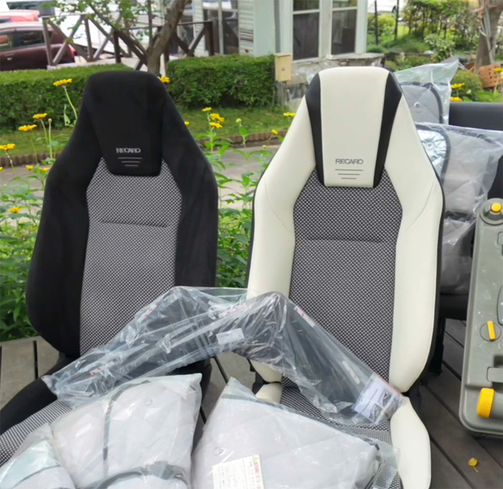 RECAROシート 新古品 ブラック×グレー／ホワイト×グレー